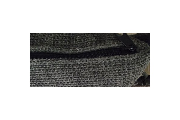 coussin_marron_velours_fermeture_2